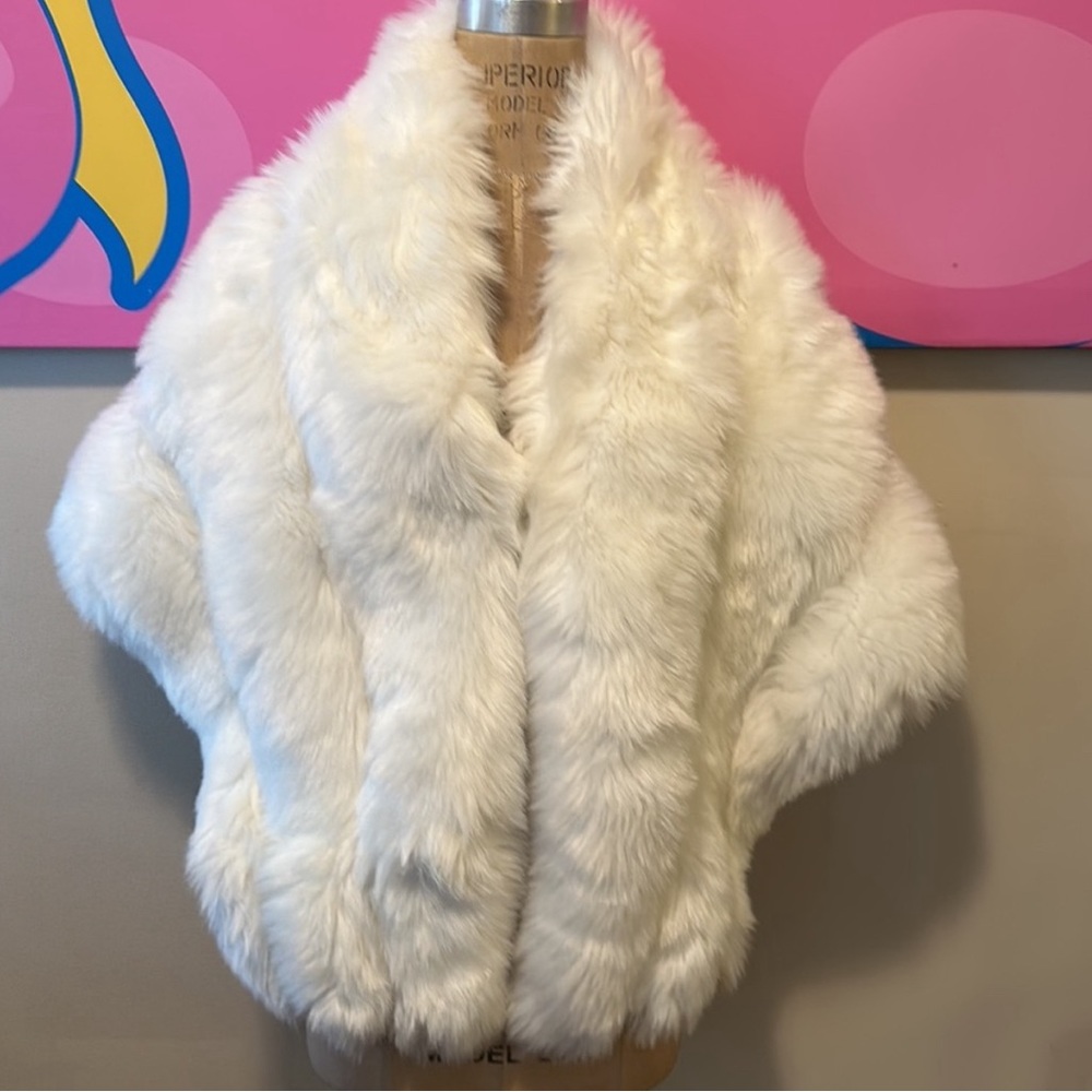 White feaux fur wrap / shawl